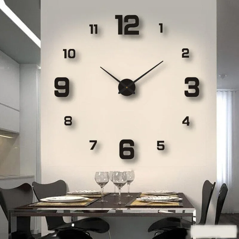 Große Wanduhr im modernen Wohnstil