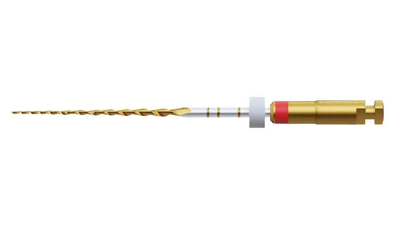 Steriles Nickel-Titan-Instrument zur Wurzelkanalaufbereitung, goldfarben.
