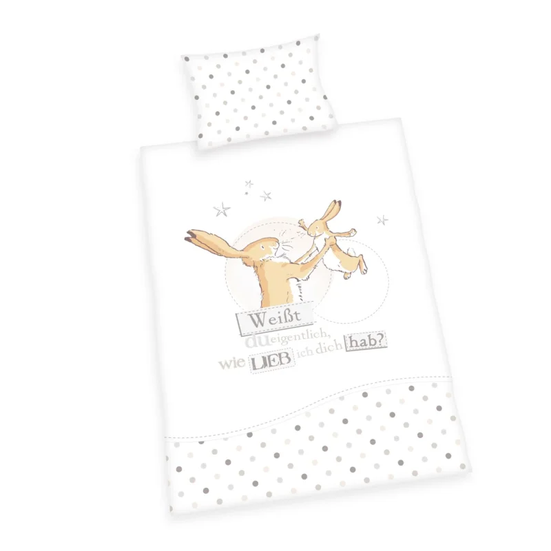 Produktansicht der Kinderbettwäsche freigestellt auf transparentem Hintergrund; zeigt das Set bestehend aus dem Kissen im Allover-Punktemuster und dem Deckenbezug mit dem zentralen Hasen-Motiv in der direkten Draufsicht.