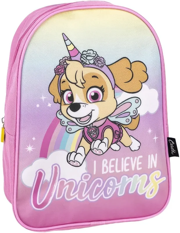 Schräge Vorderansicht des rosa-violetten Skye-Rucksacks vor einem Regenbogen-Hintergrund mit dem geschwungenen Schriftzug „I BELIEVE IN Unicorns“.