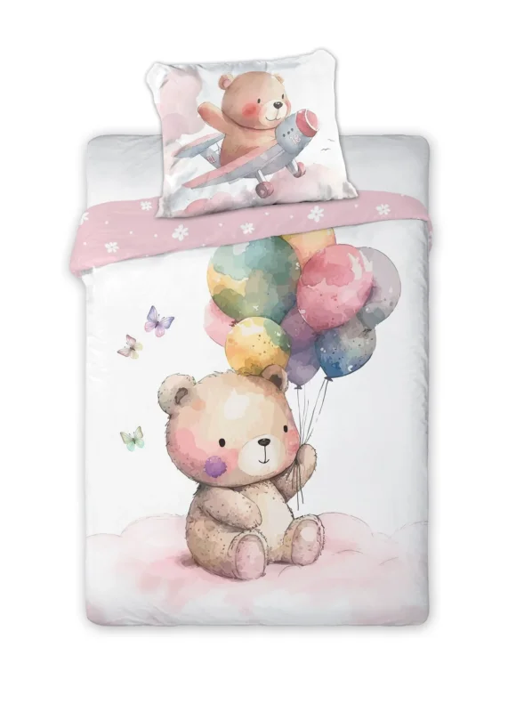 Freigestellte Frontalansicht des Bettwäsche-Sets mit Teddybär und Luftballons auf dem Deckenbezug sowie Bär im Flugzeug auf dem Kissen.