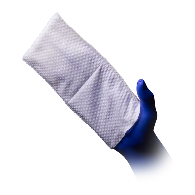 Weißer Einweg-Waschhandschuh aus Spinnvlies in blauer behandschuhter Hand.