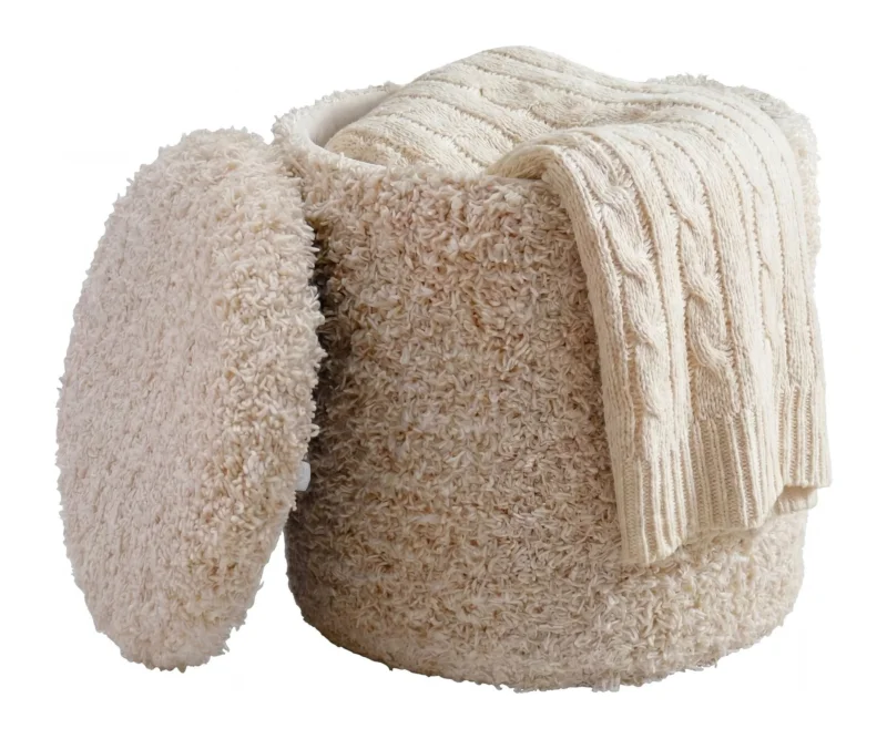 Sitzhocker Boho mit Stauraum aus Wolle in Beige, Gesamtansicht mit aufgeklapptem Deckel und darin liegendem Kissen.