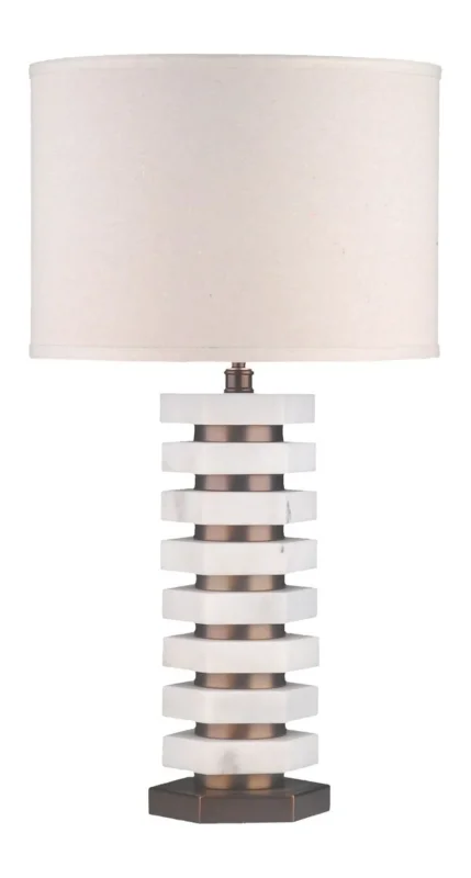Tischlampe Haspen natural mit Marmor-Gestell, metallischen Ringen und cremefarbenem Leinenschirm in Gesamtansicht.