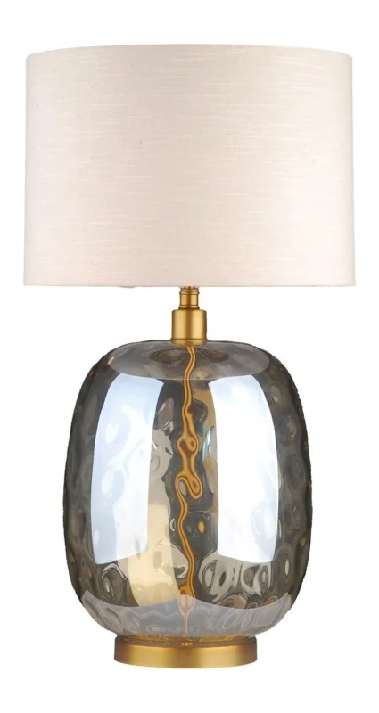 Tischlampe Ember amber – Richmond mit gerauchtem Glaskörper, Messingfassung und cremefarbenem Leinenschirm in Gesamtansicht.