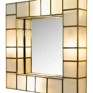 Gesamtansicht der Richmond Wandlampe Luma brass antique mit quadratischem Gestell aus Messing und cremefarbenem Glas.