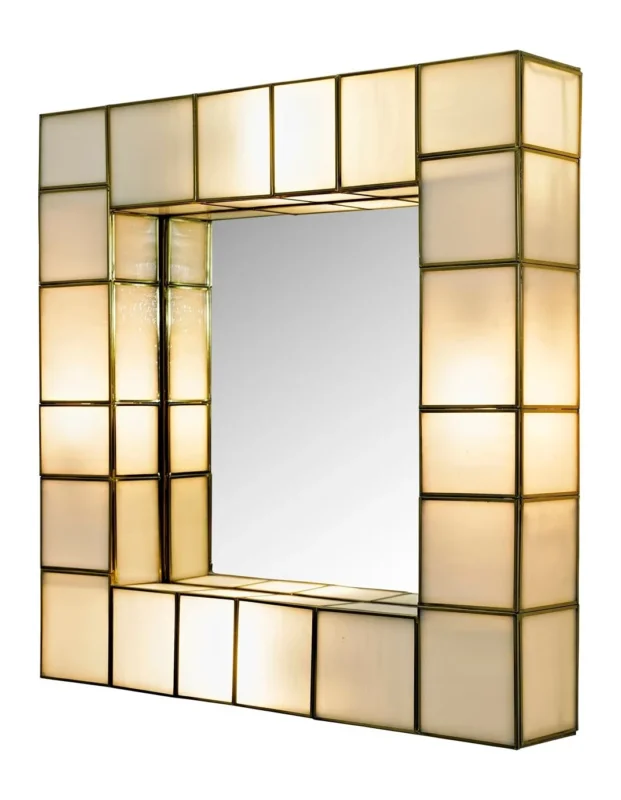Gesamtansicht der Richmond Wandlampe Luma brass antique mit quadratischem Gestell aus Messing und cremefarbenem Glas.