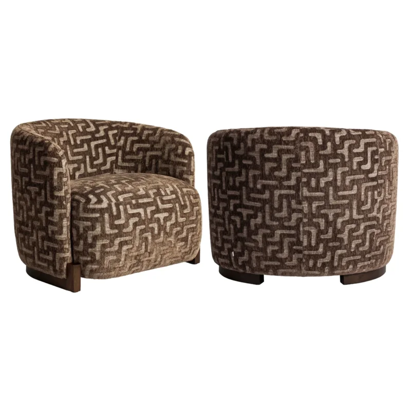 Gesamtansicht zweier Lounge Stühle Hannah mit gewölbter Form, geometrischem Muster in Braun und Beige, dunklem Holzgestell.