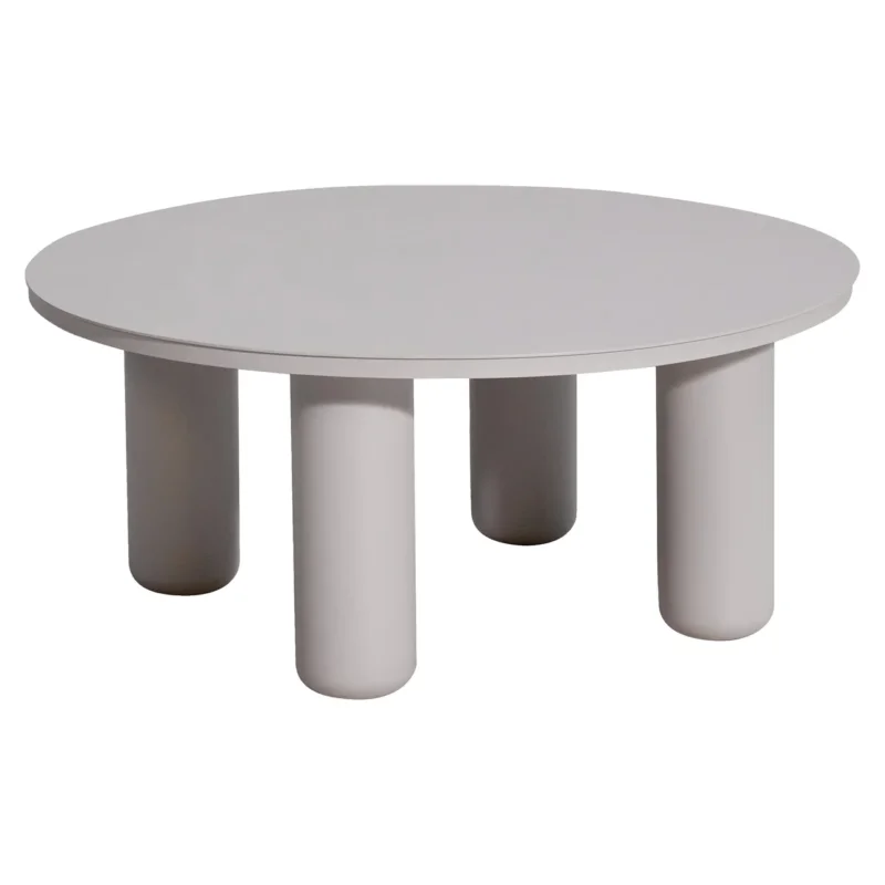 Gartencouchtisch Quinn rund mit heller beige Aluminiumfläche und vier zylindrischen Beinen in Gesamtansicht.