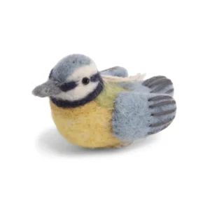 Handgefertigter Blaumeisen Filzanhänger von Gry & Sif vor weißem Hintergrund. Der kleine Vogel zeigt eine gelbe Brust, blaugraue Flügel und einen markanten schwarzen Augenstreif. Er ist detailreich gearbeitet, wirkt lebensecht und eignet sich als fröhliche Dekoration für Zweige, Fenster oder Tisch – das ganze Jahr über.