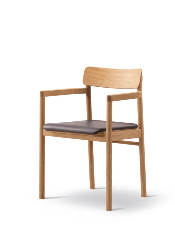 Post Esszimmerstuhl geölt Eiche, Sitz gepolstert Omni 377 dunkelbraunes Leder von Fredericia Furniture