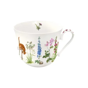 Lieblingstasse Stockrose vom Grätz Verlag mit bunten Blumen, einer Katze und Gartentieren als Motiv vor weißem Hintergrund.