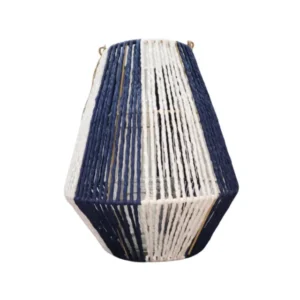 Die Maritime Laterne blau/weiß von Van der Leeden ist in Handarbeit aus gefärbter Jute gefertigt. Einfacher Transport und leichtes Aufhängen sind Dank des robusten Griffs im Handumdrehen möglich. Das mitgelieferte Glas bietet stabilen Halt für Kerzen oder LED Licht.