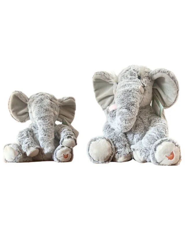 Elefanten Kuscheltiere Winnie nebeneinander in den Größen M und L von Wrendale Designs.