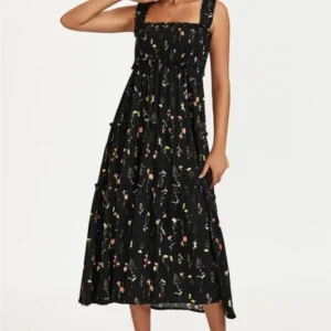 Gestuftes Maxikleid mit Blumenmuster und Saumdetail in Schwarz