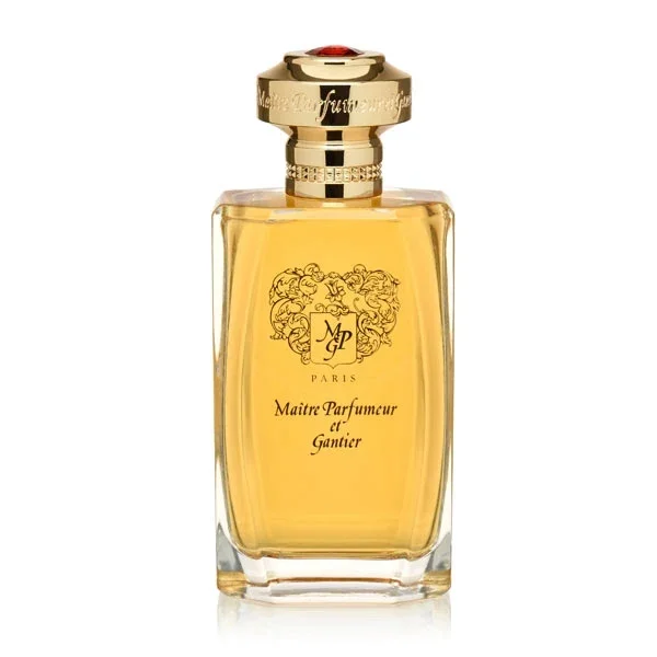 Maître Parfumeur et Gantier - Ambre Précieux rechteckiger Flakon mit goldenem Verschluss und bernsteinfarbenem Duft vor weißem Hintergrund