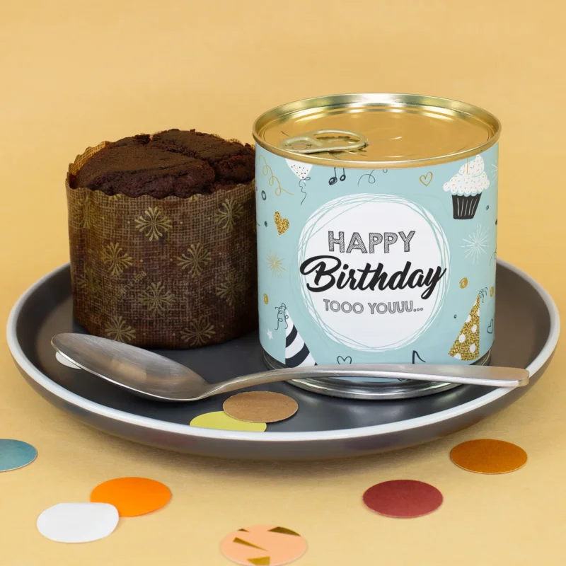 Schokoladen Brownie Kuchen in der Dose mit hellblauem Happy Birthday Motiv als Geschenk zum Geburtstag