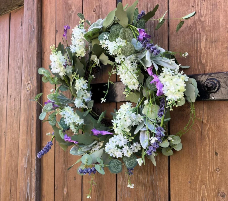 Türkranz Eukalyptus Lavendel 50 cm | Kranz weiß grün lila | Frühlingskranz künstlich | Sommerkranz Türdeko | Wandkranz floral - Kranzshop