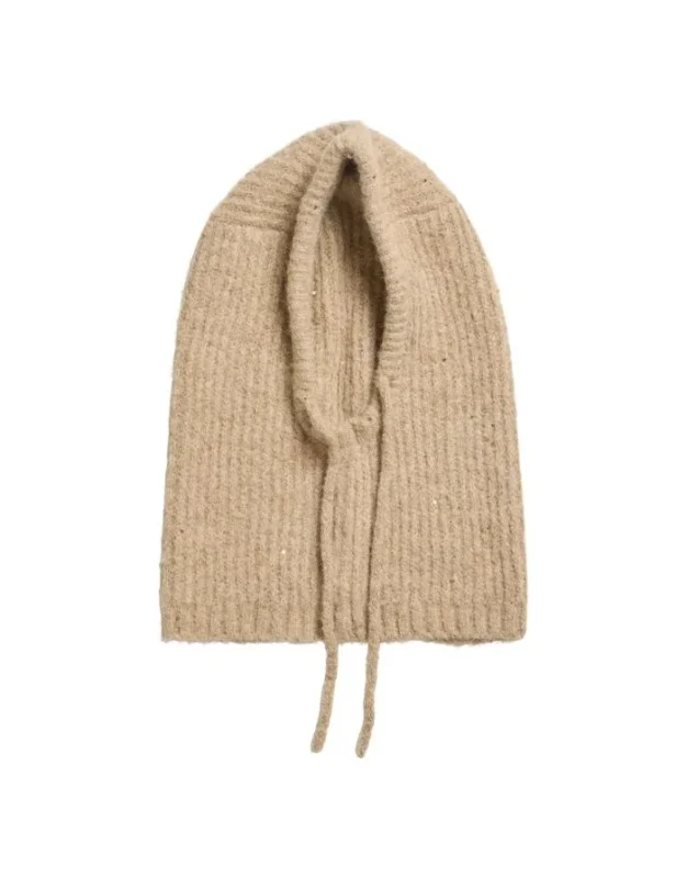 Gestrickte Vikenzia Balaclava von VILA in Natural Melange mit funkelnden Pailletten und Bindebändern.