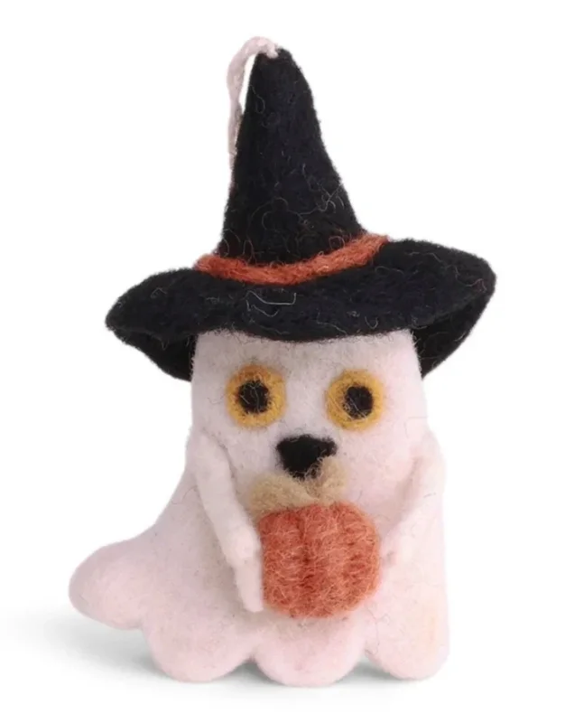 Weißer Halloween Geist von Gry & Sif aus handgefilzter Wolle mit Hexenhut und kleinem Kürbis als Freisteller