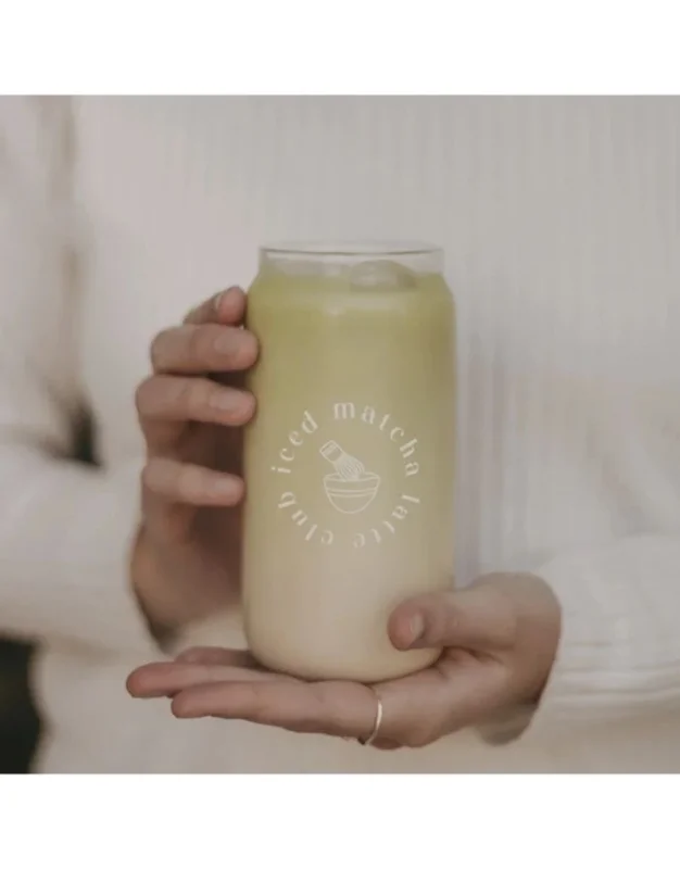 Hohes Trinkglas Iced Matcha Latte Club von Eulenschnitt mit modernem Schriftzug und 500 ml Fassungsvermögen.