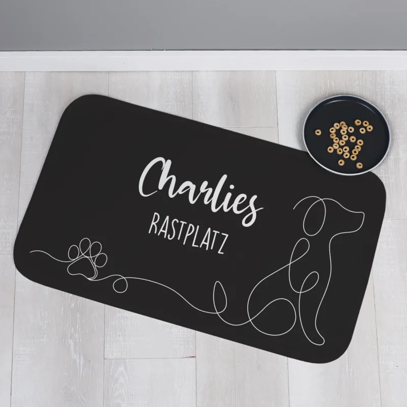 Personalisierbare schwarze Hundematte mit eigenem Text, frontal fotografiert, auf hellem Hintergrund.